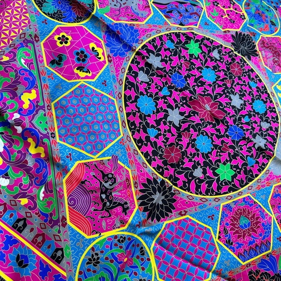 Hermès Silk Scarf - Stunning Vibrant Design - Picture 5 of 8